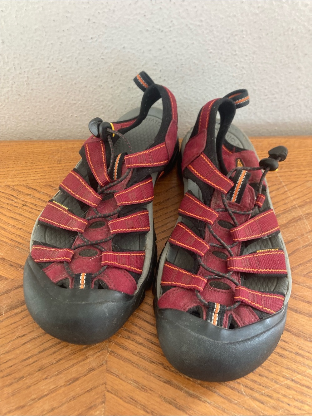 KEEN Womens Oxblood and Gray Waterproof Sandals (9)